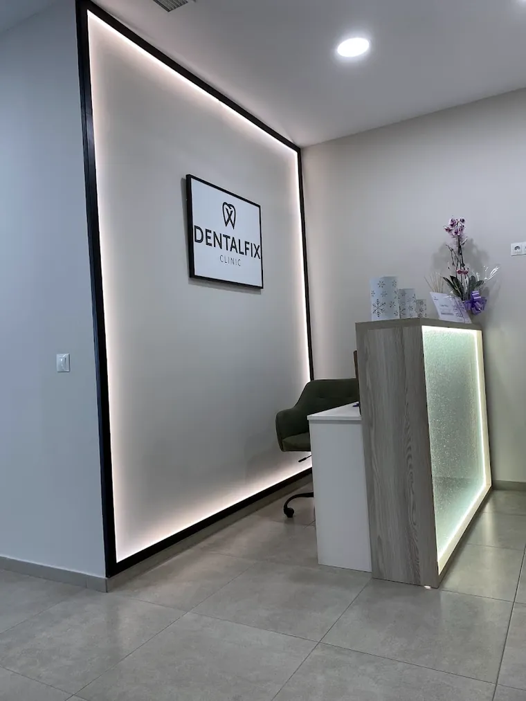 Recepción con pared iluminada y el logotipo de DentalFix