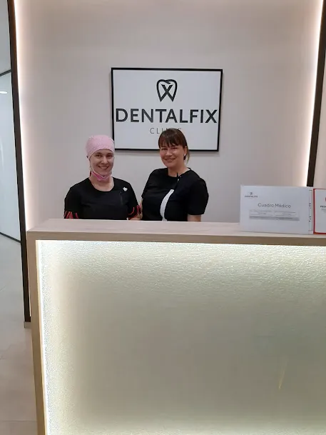 Dos profesionales de DentalFix en la recepción de la clínica