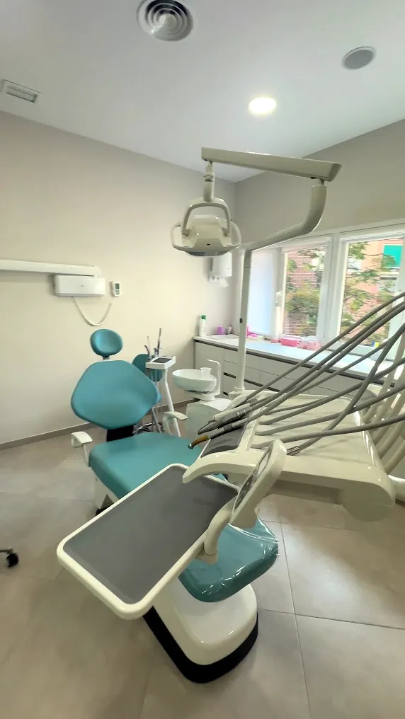 Gabinete dental junto a la ventana