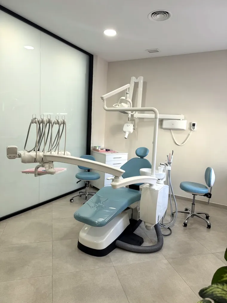 Gabinete dental con sillón azul